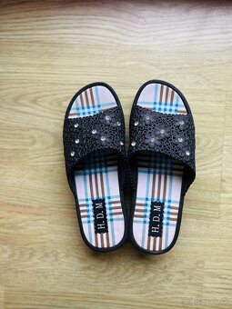 čierne šľapky - 4