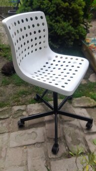 Ikea stolička 25eur, zrkadlová skrinka 25eur - 4