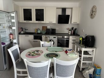 Priestranný a svetlý dvojizbový apartmán v jednej z najobľúb - 4