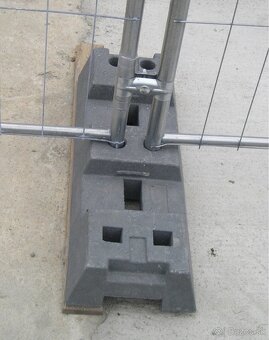 Predám plastové (16kg) podstavce na mobilný plot - 4