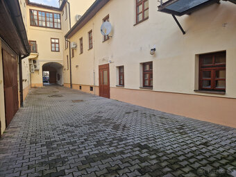 Komerčné priestory v centre s dvorom 120m2 a garážou. TOP PO - 4