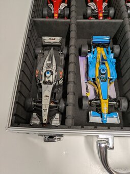 Autíčka 1:32 Carrera Formula 1 na autodráhu - 4