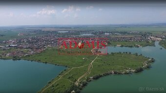 predám pekný stavebný pozemok 756m2 + stavebné povolenie, Ča - 4