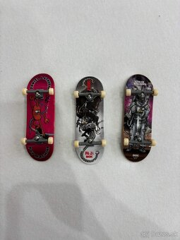 Schodisko so zábradlím a rampou a skateboadmi - 4