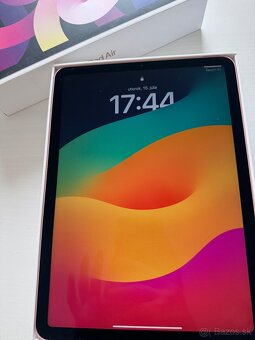 Predám iPad Air 4 ružovej farby- 64 GB – TOP stav + Magic ke - 4