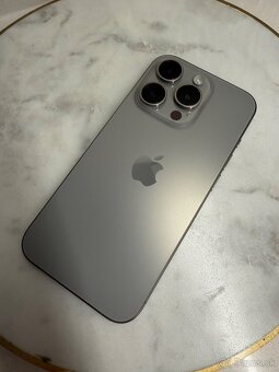 Predám iPhone 15 Pro Natural Titanium, 128 GB + kryt apple - 4