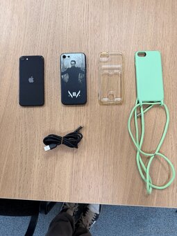 APPLE IPHONE SE 2020 - čierny - 4