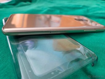 Samsung A8 2018 duos gold v peknom stave nosený v púzdre nal - 4