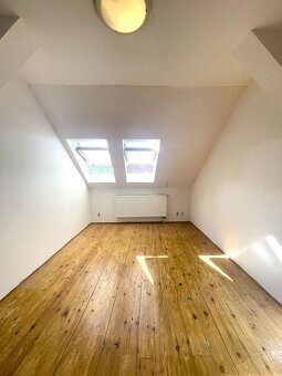 PRENÁJOM priestrannej podkrovnej garzónky v centre Šale - 4