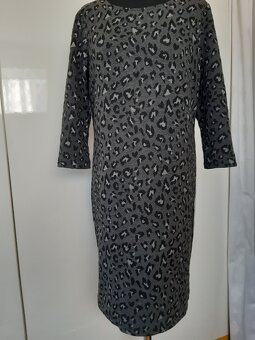 Šaty modné s pasikom bielo-strieborným po bokoch. - 4