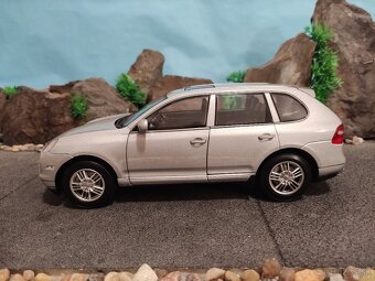 Prodám model 1:18 Porsche cayenne S - 4