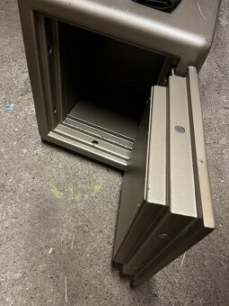 Predám trezor Safetronics - 4