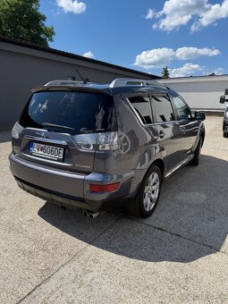 Mitsubishi Outlander SUV - 4
