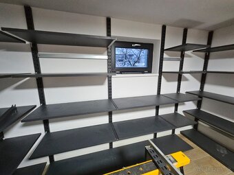 Predám kvalitný nástenný regálový systém – 75 €/bm - 4