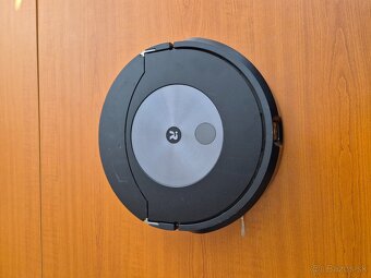 iRobot Roomba J7+ so stanicou - 4