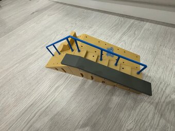 Schodisko so zábradlím, rampou a skateboadmi - 4