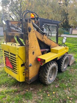 Šmykový nakladač UNC 060 - 4