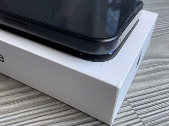 iPhone 16 Pro 128 GB čierny titán - 4