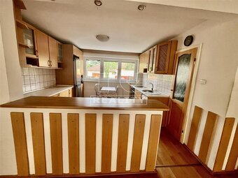 Na predaj veľký rodinný dom s tromi kúpeľňami pri Malom... - 4