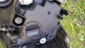 Predám na Toyotu Prius III 2013-2015 Ľavý Predný Bi LED svet - 4