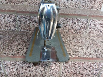 Predám starší šijací stroj LADA - 4