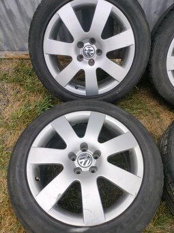 4ks alu disky orig. Vw 5x112 R18 pneu 5mm 235/50 r18 - 4