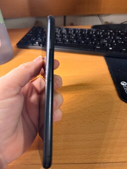 SE black 128 GB 2020 - 4