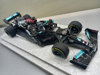 F1 MERCEDES W12 HAMILTON VÍTĚZ BAHRAINU 2021 MINICHAMPS 1:18 - 4