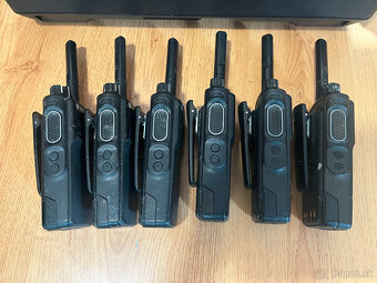 Vysielačky motorola DP4400e UHF 6ks + impres2 nabijacka - 4