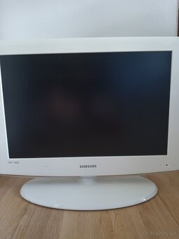 XBOX 360 + monitor, 1 ovládač - 4