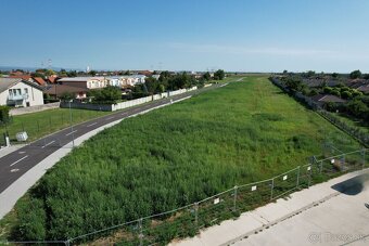 Na predaj stavebný pozemok v najlepšej časti Rovinky,  651m² - 4