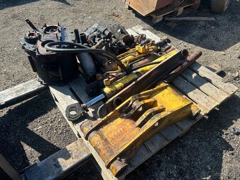 Predám diely na nakladač hon un 053 - 4