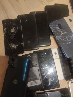 KRABICA PLNÁ TELEFONOV - 4