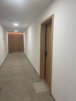 PEKNÁ LOKALITA Na predaj 2-izbový byt s garážou, novostavba, - 4