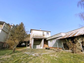 4 izbový poschodový rodinný dom s pozemkom 859 m2 v obci Lok - 4