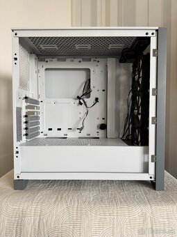 Predám PC skrinku Corsair iCUE 4000X RGB Biela - 4
