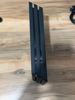 Predám hernú konzola Ps4 PRO 1TB minimálne známky - 4