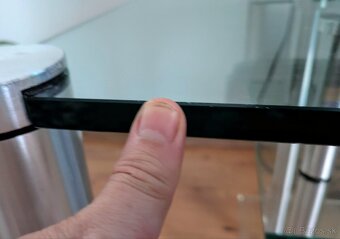 Kvalitný sklenený stolík pod TV/HIFI - 4