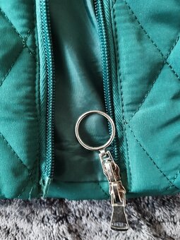 Smaragdovozelená prešívaná bunda s kapucňou - 4