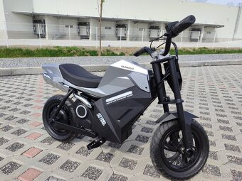 Predám detskú elektrickú motorku s realistickými efektmi - 4