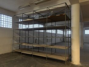 Ocelové regále s drevenými doskami - 4