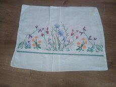 Rucne vysivane obrusy a obliecky na vankuse - 4