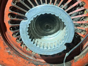 Mf70, motor na nd+ olejový filter a výfuk - 4