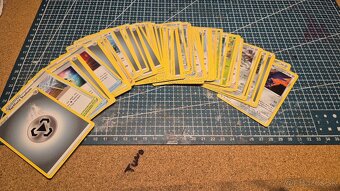 Pokémon karty cca 900+ ks +2 prebuilt decky - 4