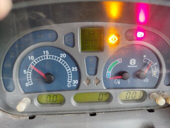 Traktor New Holland TL90A - 4