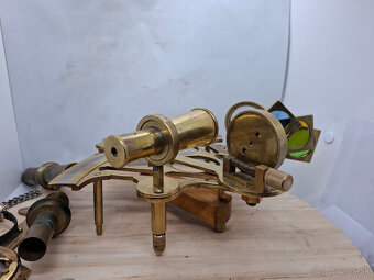 Predám starý námorný sextant + dva okuláre 120 € - 4