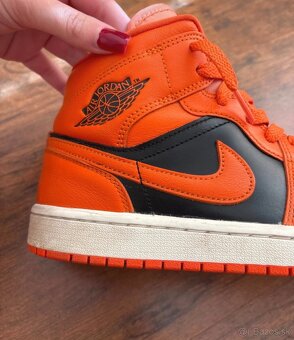 Oranžové Nike Air Jordan 1 Mid - 4