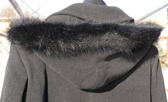 Elegantný dámsky kabát s kožušinou. - 4