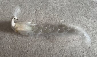 Luxusný dekoračný páv – biely s pierkami a kryštálikmi (na k - 4