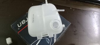 Vyrovnávacia nádobka chladiacej kvapaliny - 4